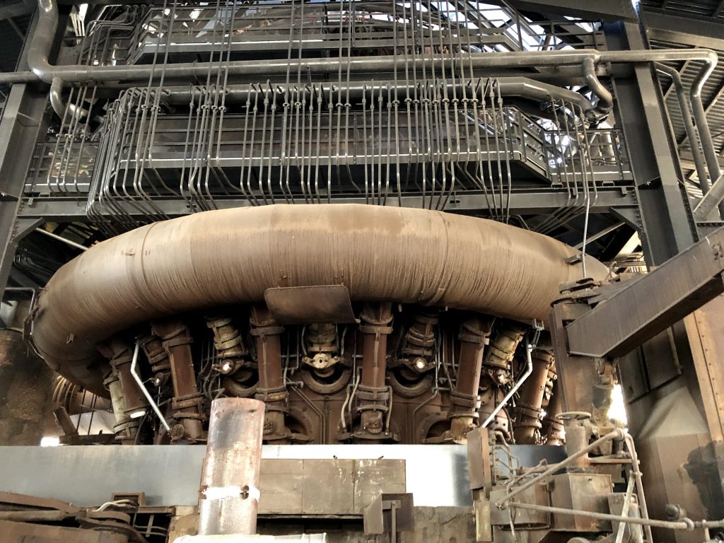 製鉄所の高炉の基部